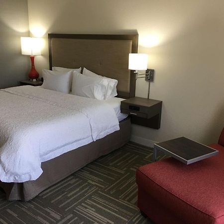 Hampton Inn Mcpherson Exteriör bild