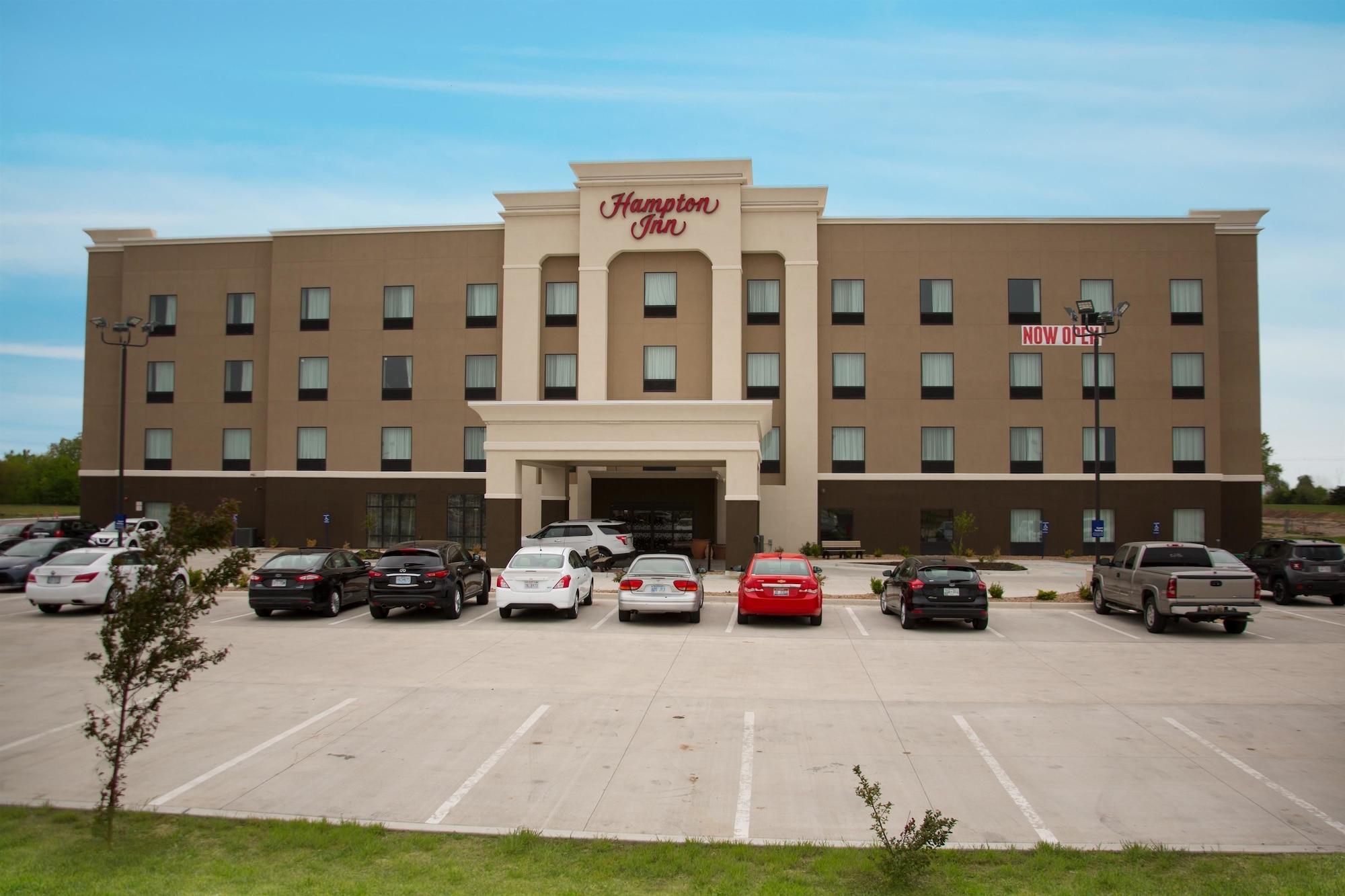 Hampton Inn Mcpherson Exteriör bild