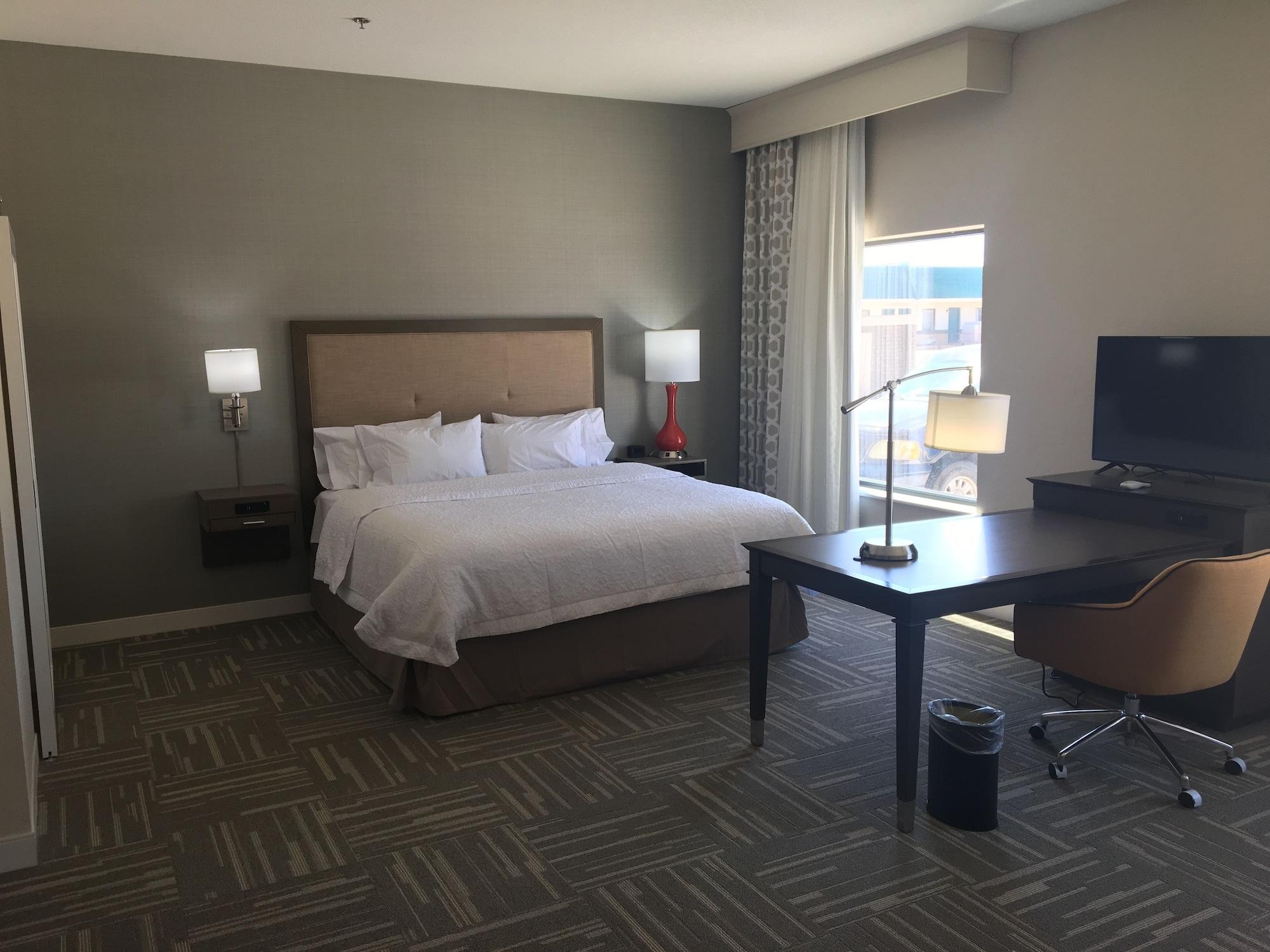 Hampton Inn Mcpherson Exteriör bild