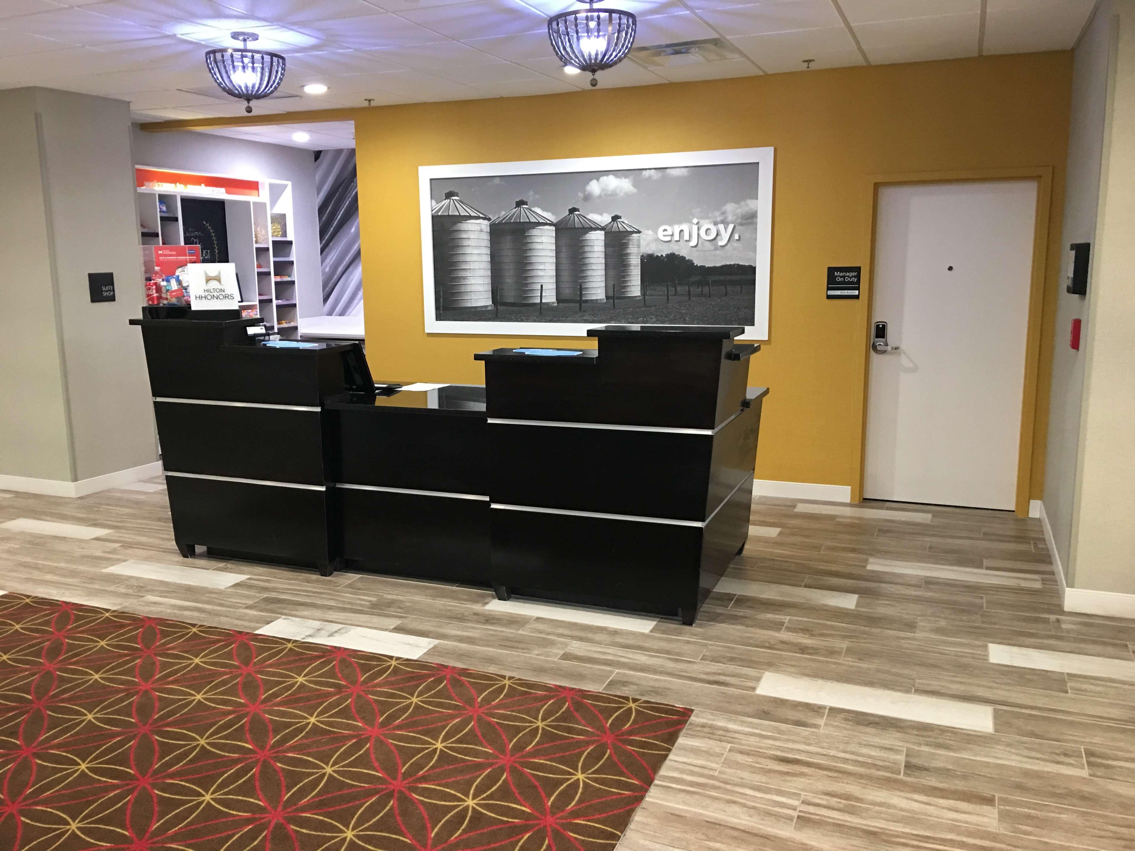 Hampton Inn Mcpherson Exteriör bild