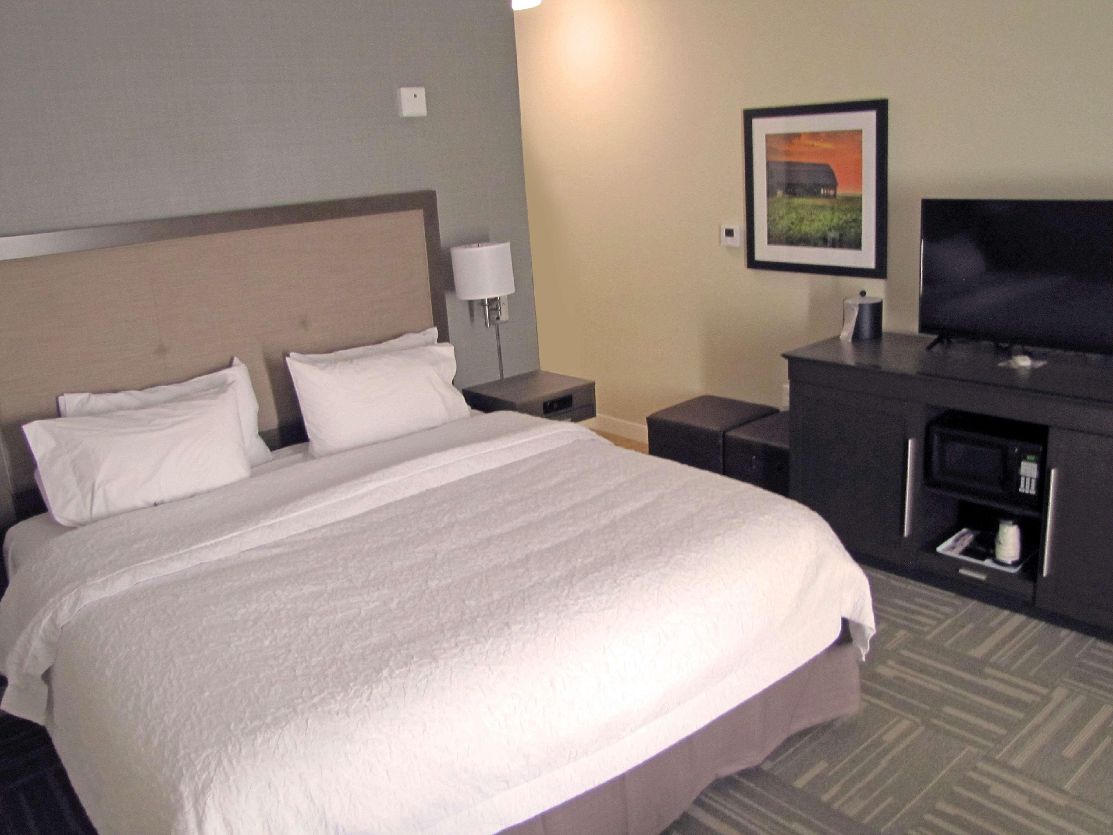 Hampton Inn Mcpherson Exteriör bild