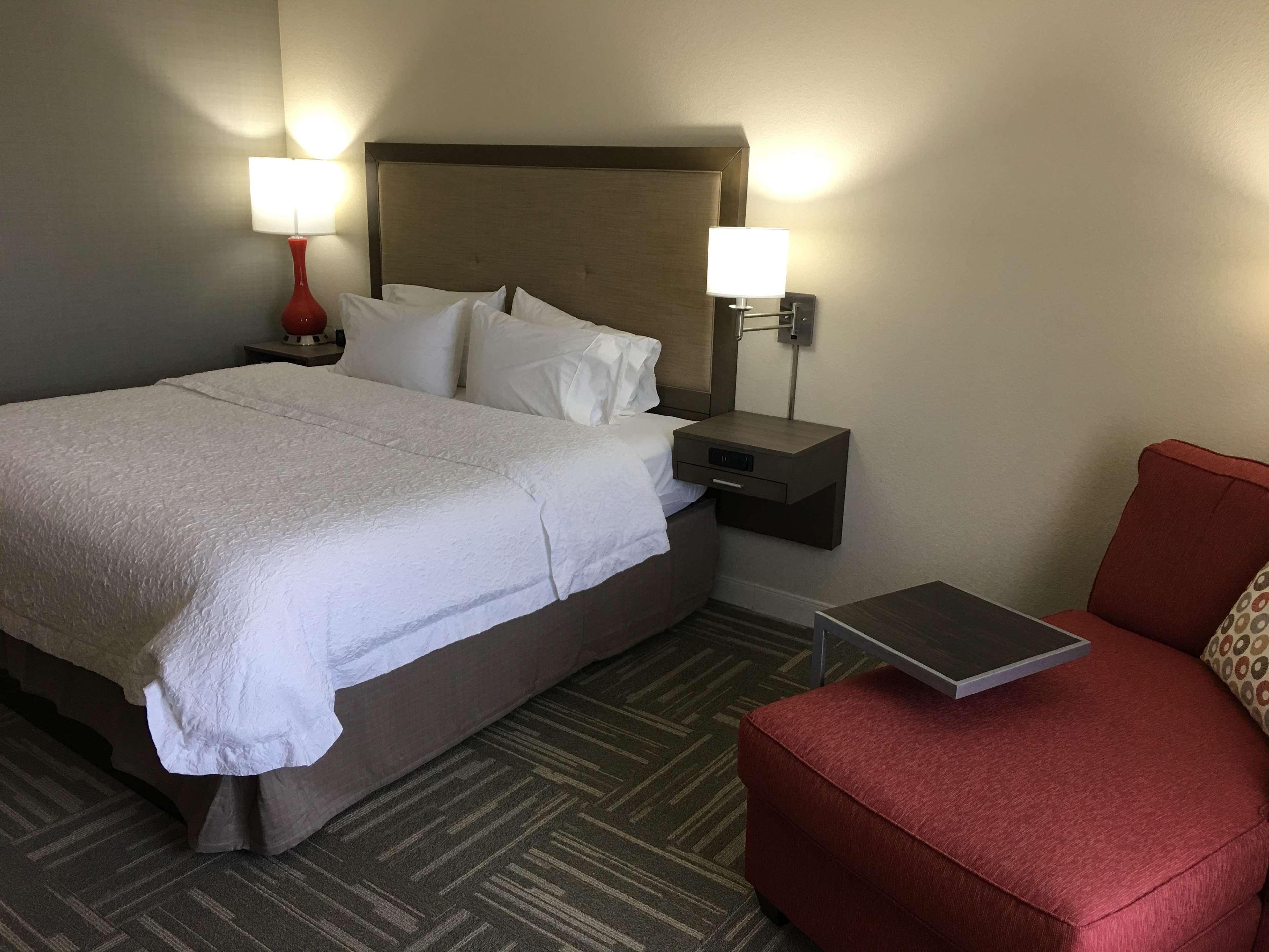 Hampton Inn Mcpherson Exteriör bild