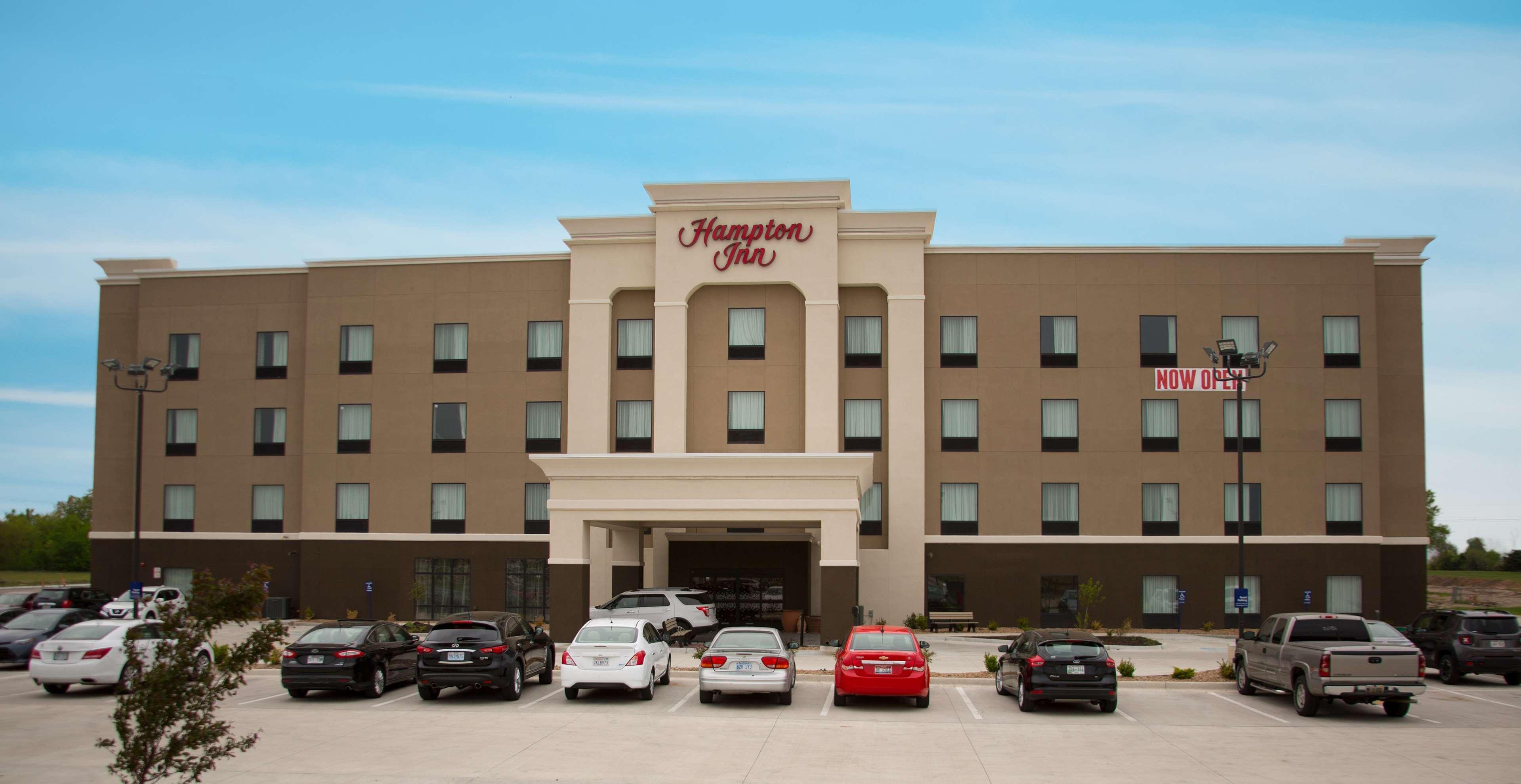 Hampton Inn Mcpherson Exteriör bild