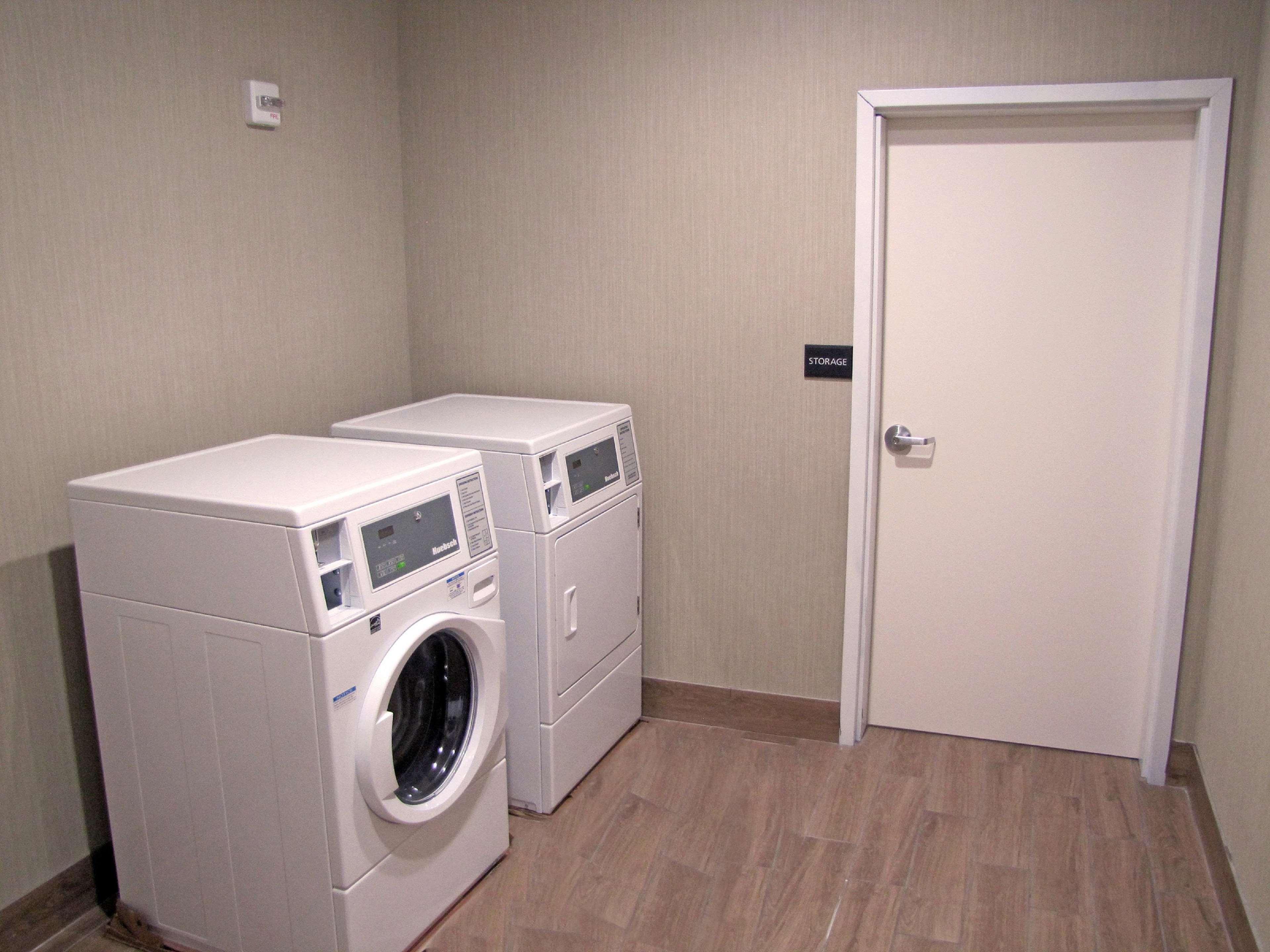 Hampton Inn Mcpherson Exteriör bild