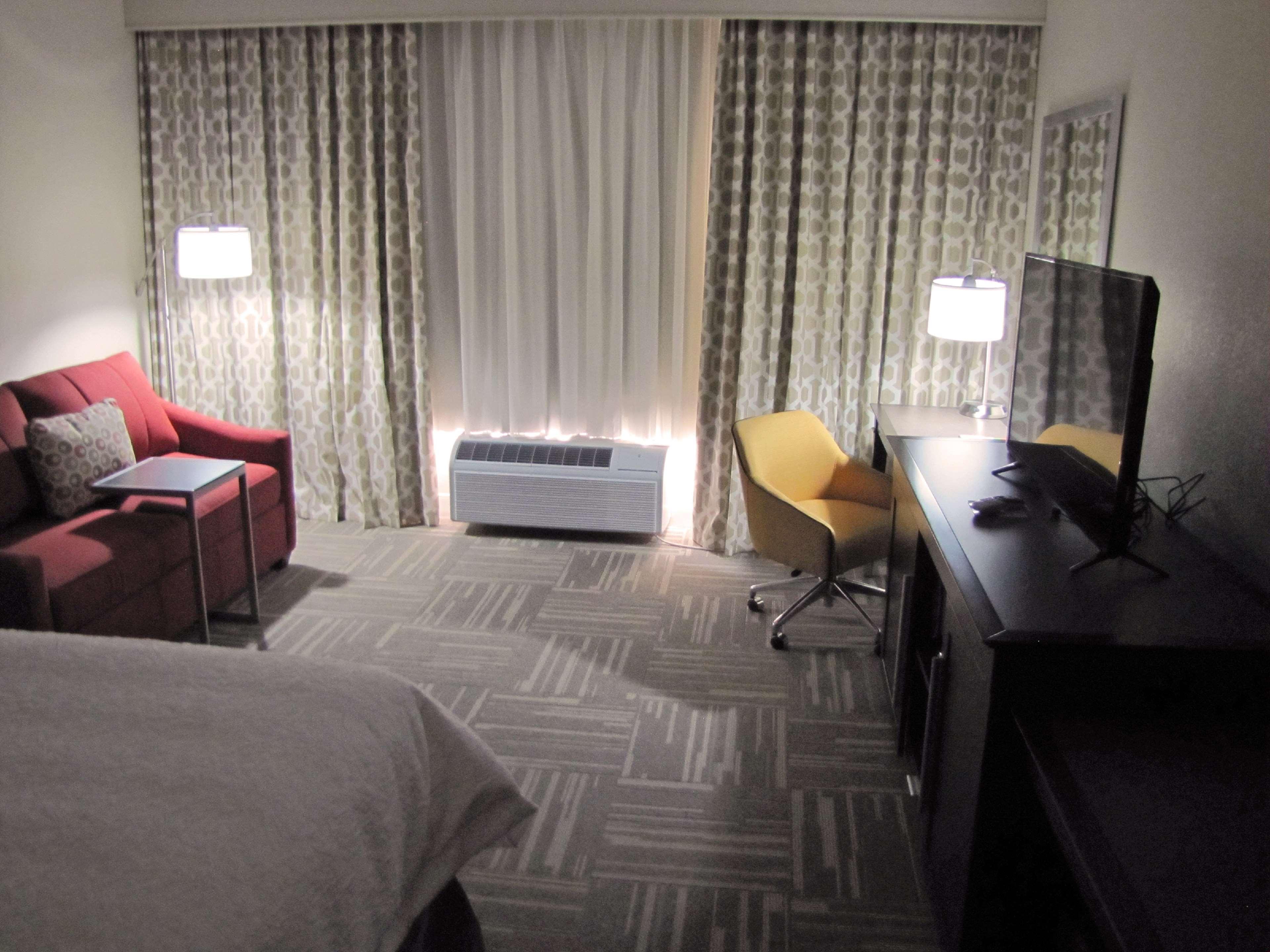 Hampton Inn Mcpherson Exteriör bild