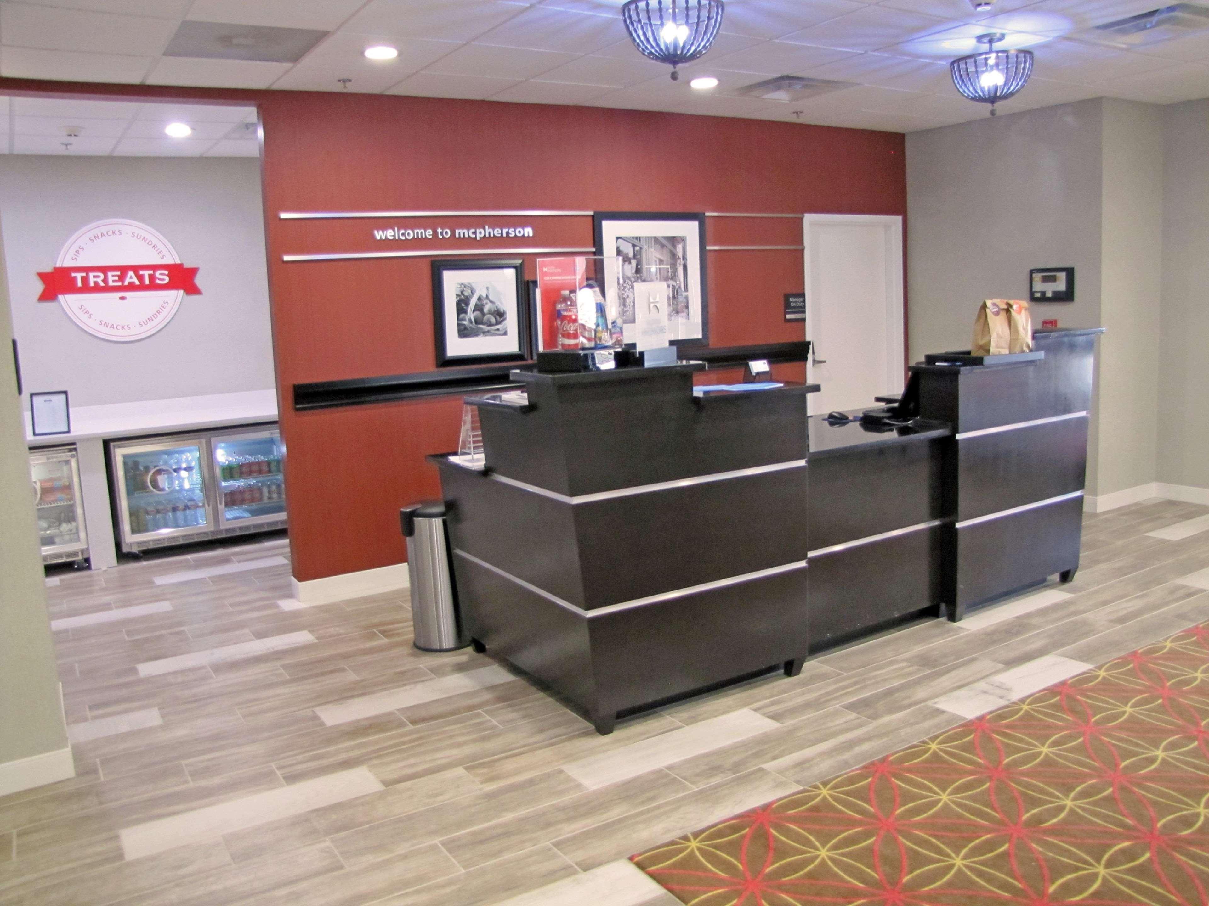 Hampton Inn Mcpherson Exteriör bild