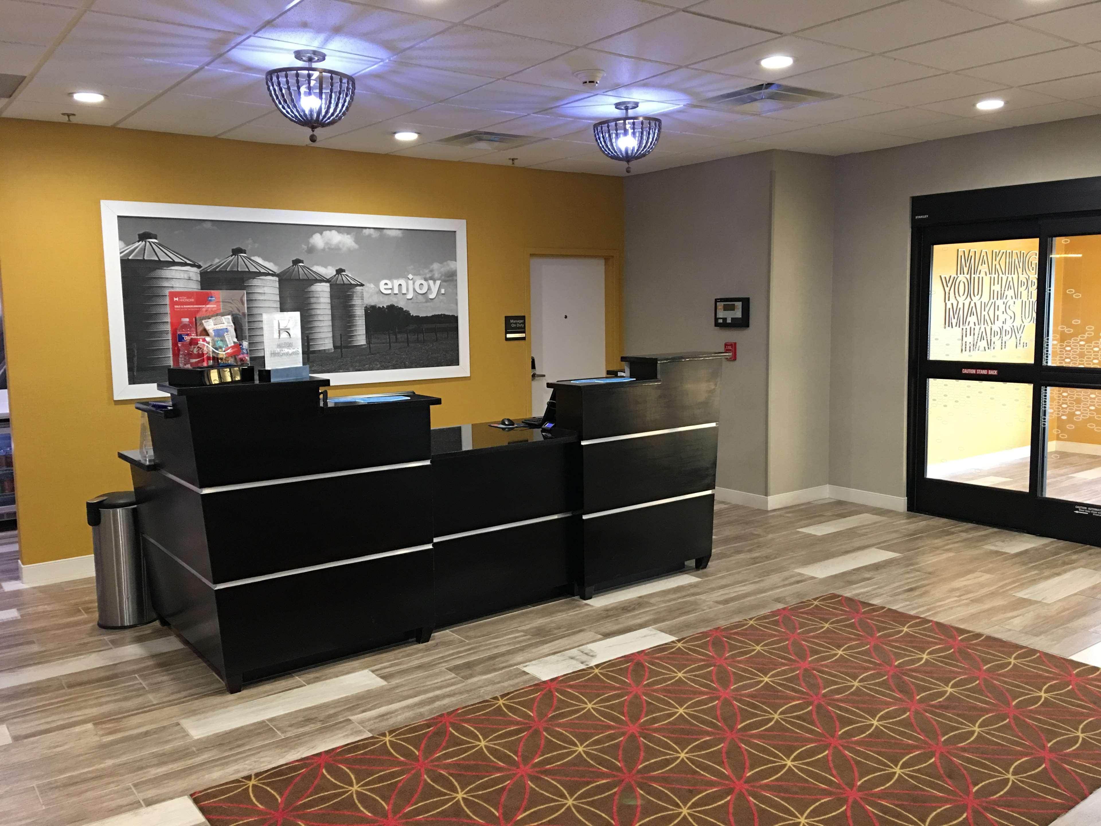 Hampton Inn Mcpherson Exteriör bild