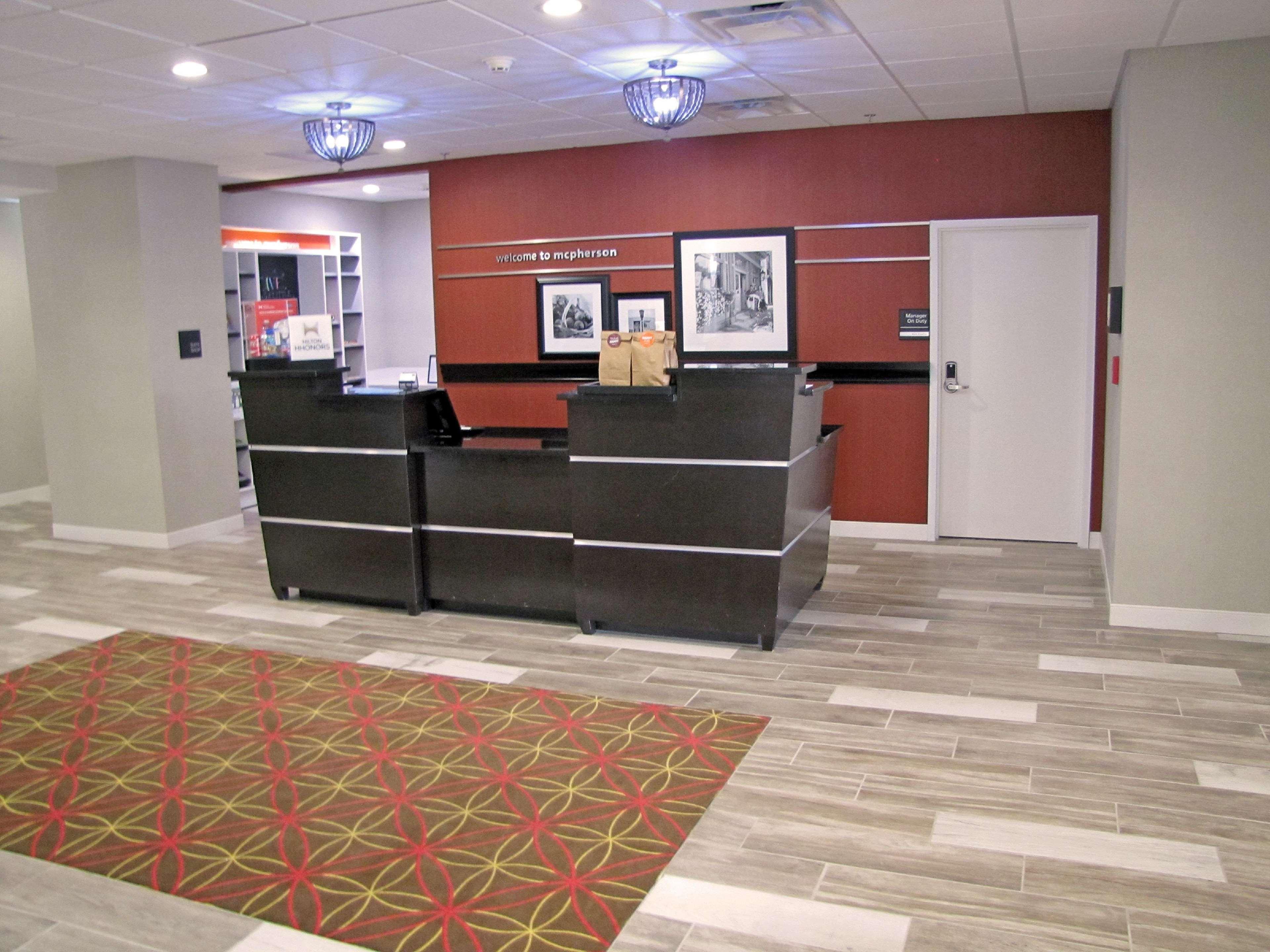 Hampton Inn Mcpherson Exteriör bild