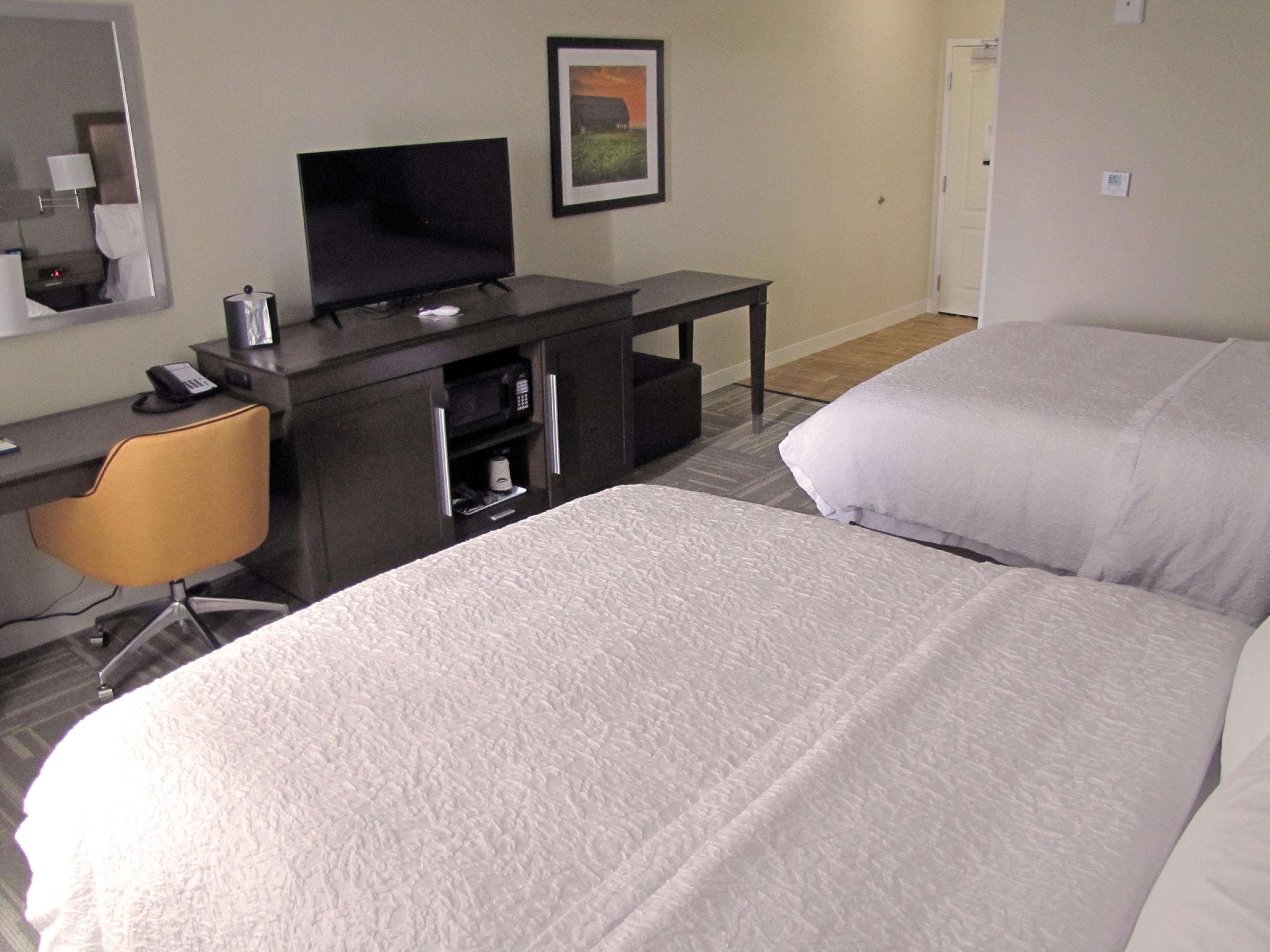 Hampton Inn Mcpherson Exteriör bild