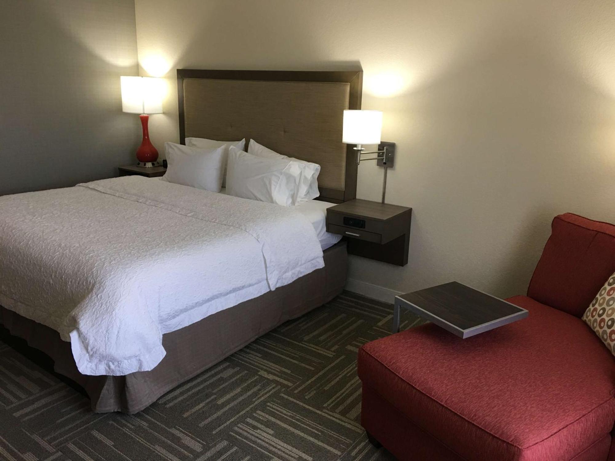 Hampton Inn Mcpherson Exteriör bild