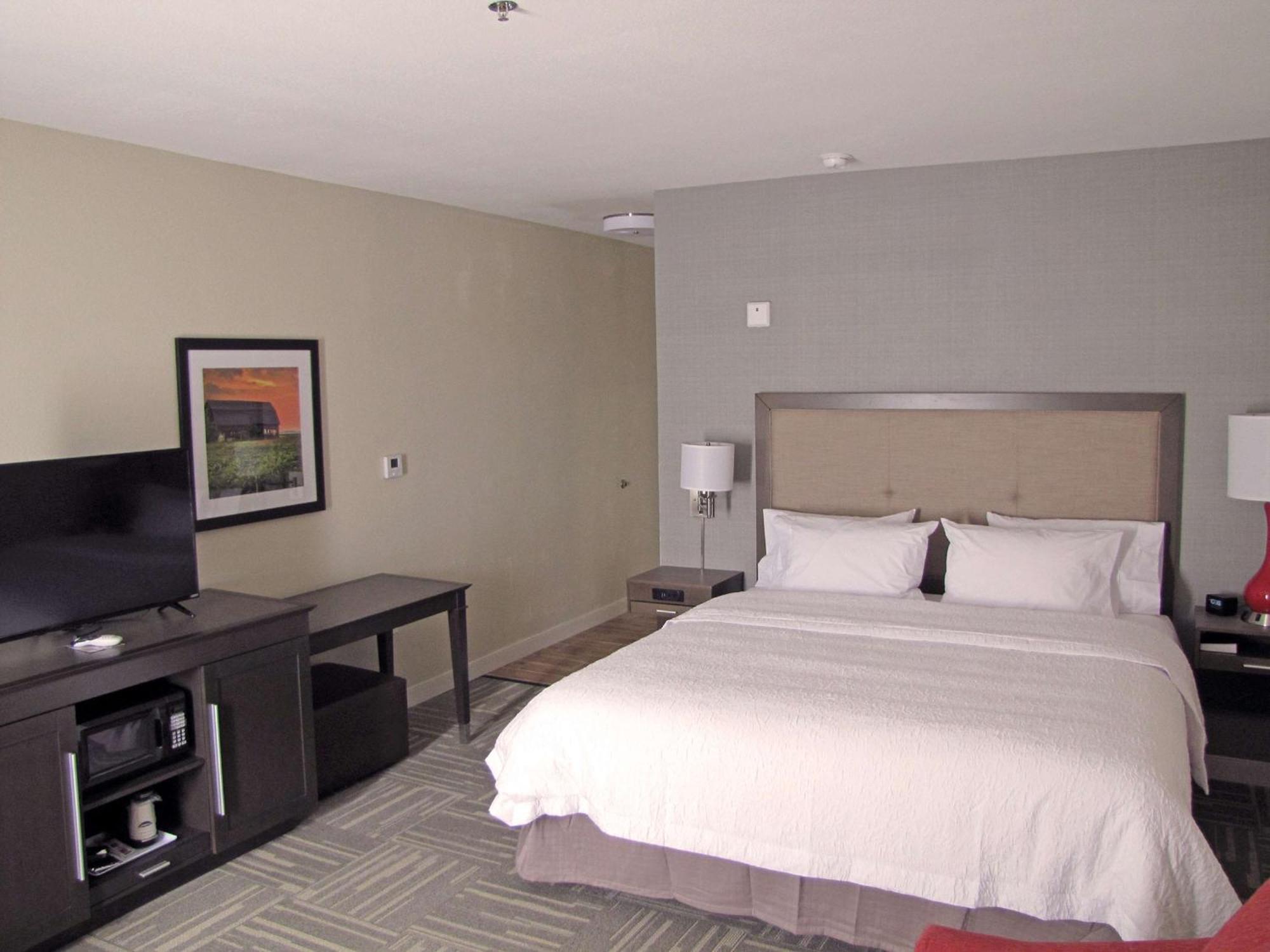 Hampton Inn Mcpherson Exteriör bild