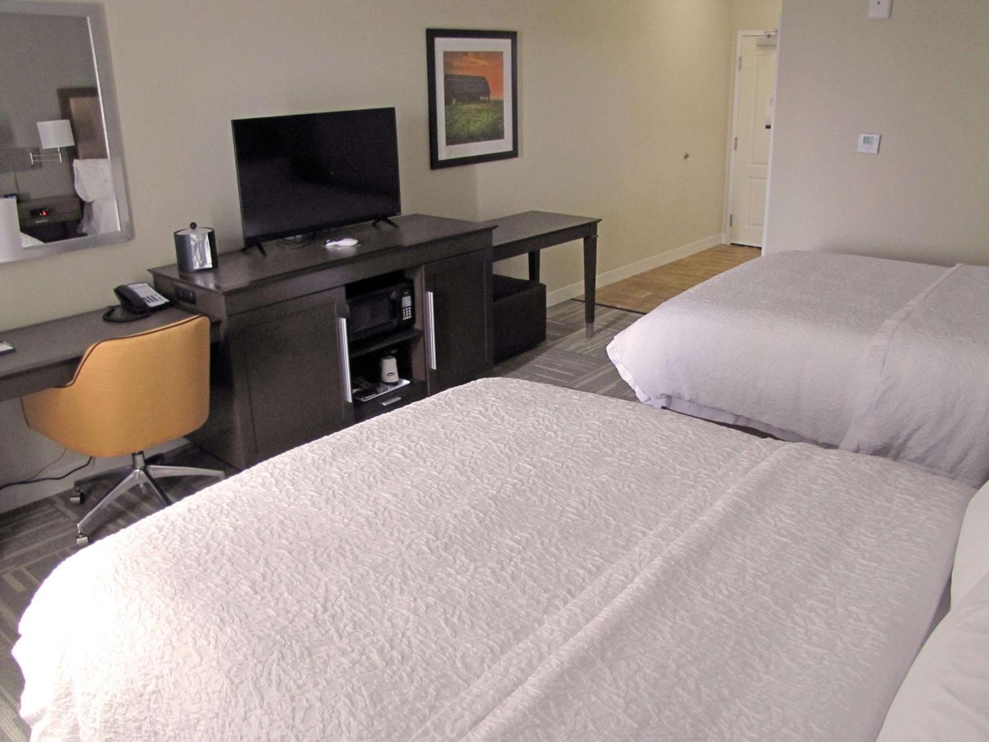 Hampton Inn Mcpherson Exteriör bild