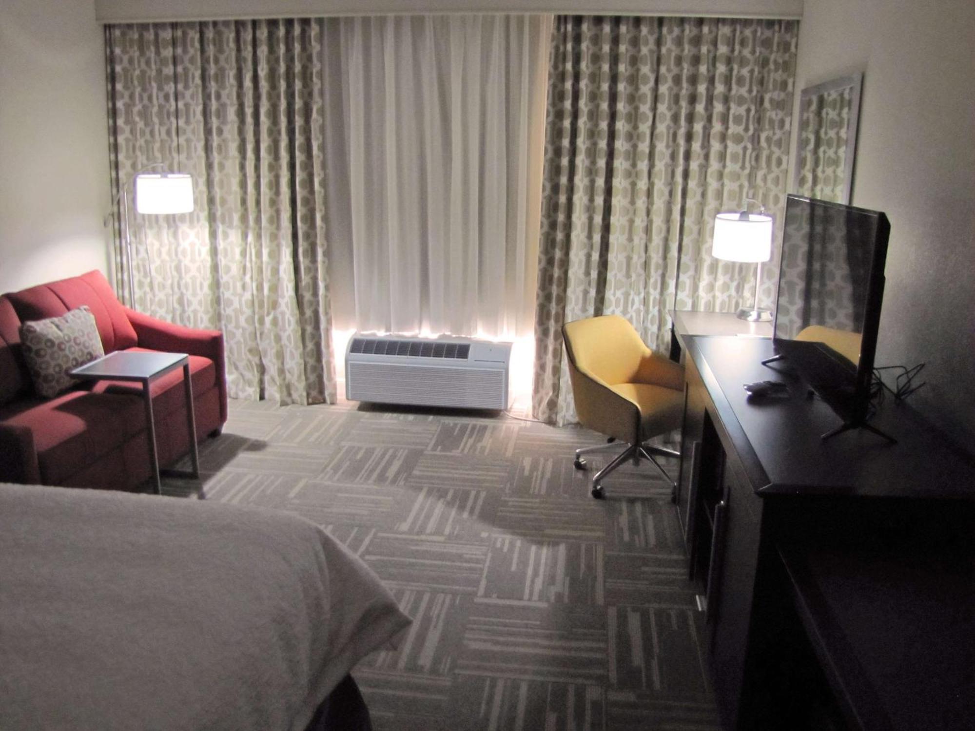 Hampton Inn Mcpherson Exteriör bild