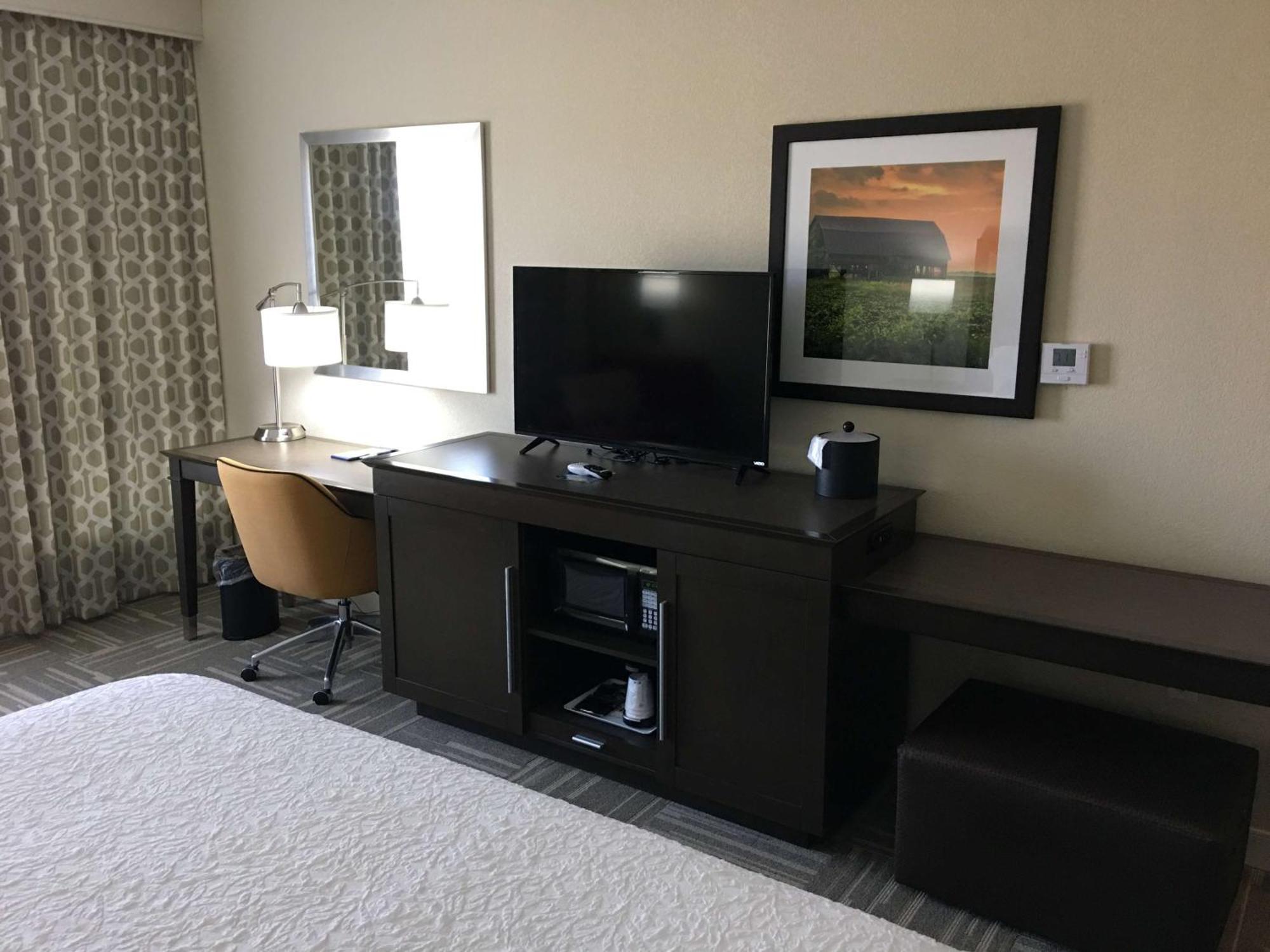 Hampton Inn Mcpherson Exteriör bild