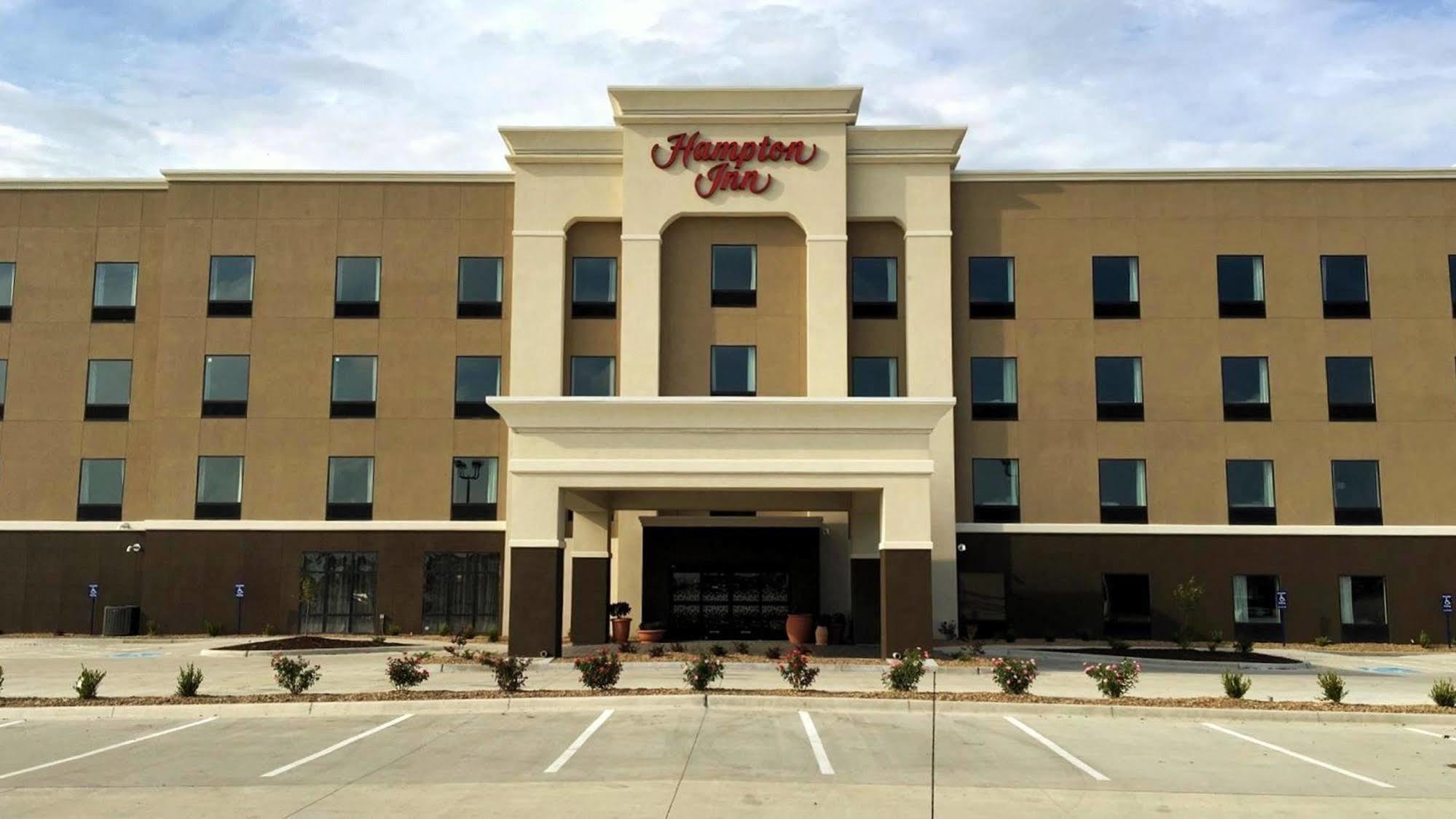 Hampton Inn Mcpherson Exteriör bild